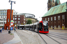 Die Straßenbahn in Bremen an der Haltestelle Domsheide