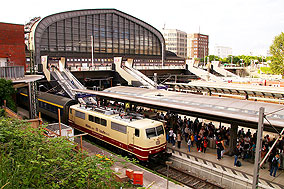 Die 111 212-7 in TEE-Farben in Hamburg Hbf