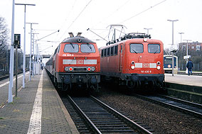 Eine Lok der Baureihe 218 und 141 im Bahnhof Hamburg-Neugraben