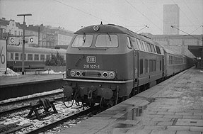 Die 218 107-1 im Bahnhof Hamburg-Altona