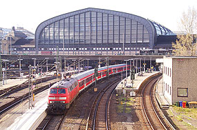 Eine Lok der Baureihe 218 in Hamburg Hbf