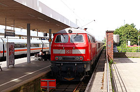 Eine Lok der Baureihe 218 in Hamburg-Altona