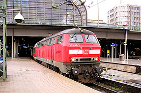 Eine Lok der Baureihe 218 in Hamburg Hbf