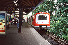Eine S-Bahn der Baureihe 472 im Bahnhof Holstenstraße