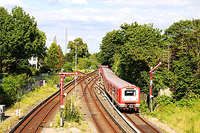 Eine S-Bahn der Baureihe 472 im Bahnhof Hamburg-Blankenese