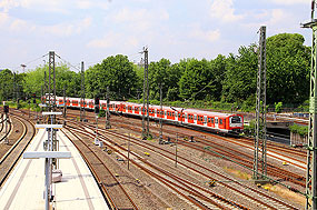 Eine S-Bahn der Baureihe 472 in Hamburg Hbf