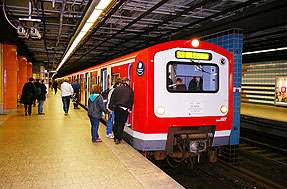 Eine S-Bahn im Bahnhof Hamburg-Harburg Rathaus