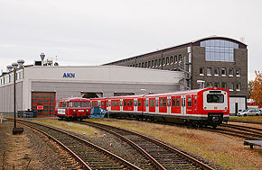 Ein S-Bahn-Triebwagen der Baureihe 472 im AKN-Betriebszentrum Kaltenkirchen