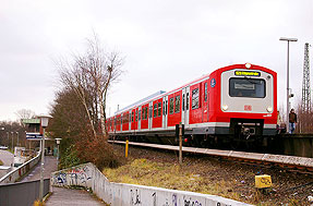 Eine S-Bahn der Baureihe 472 im Bahnhof Diebsteich
