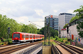 Eine S-Bahn der Baureihe 474 im Bahnhof Hamburg Dammtor