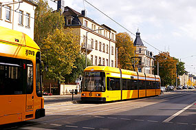 Die Straßenbahn in Dresden an der Haltestelle Gottleubaer Straße