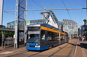 Die Straßenbahn in Leipzig an der Haltestelle Augustplatz