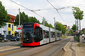 Die Straßenbahn in Bremen an der Haltestelle Trinidadstraße