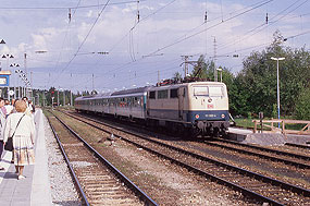 Die 111 082-4 im Banhof Holzkirchen