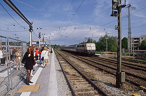 Die 111 082-4 im Banhof Holzkirchen