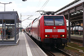 Eine Lok der Baureihe 146 in Halle Hbf