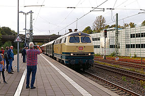 Eine Lok der Baureihe 218 im Bahnhof Stade