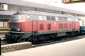 Eine Lok der Baureihe 218 in Hamburg-Altona
