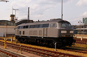 Eine Lok der Baureihe 218 in Dresden Hbf