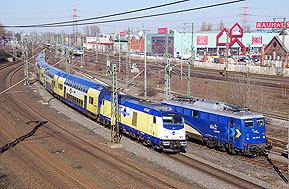 Ein Metronom mit einer EVB Lok der Baureihe 140 im Bahnhof Hamburg-Harburg