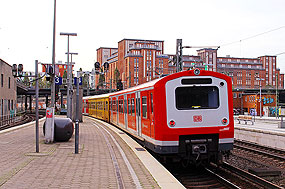 Eine S-Bahn der Baureihe 472 in Hamburg im Hauptbahnhof