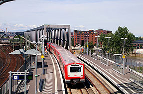 Eine S-Bahn der Baureihe 472 im Bahnhof Elbbrücken