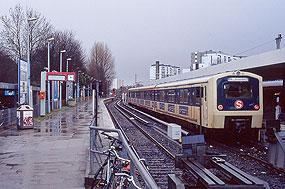 Eine S-Bahn der Baureihe 472 im Bahnhof Pinneberg