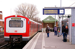 Der Bahnhof Tiefstack der Hamburger S-Bahn mit einem Zug der Baureihe 472