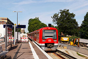 Eine S-Bahn im Bahnhof Ottensen in Hamburg