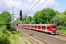 Eine Hamburger S-Bahn der Baureihe 474 auf der Verbindungsbahn