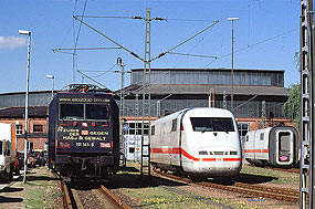 Die Werbelok 101 141-0 mit Werbung Azubis der DB gegen Hass und Gewalt im Bw Hamburg-Eidelstedt