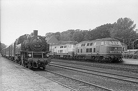 Die 64 446 und 218 160 im Bahnhof Glückstadt