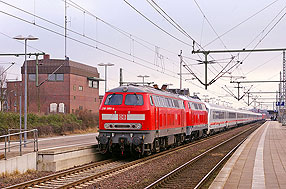 Zwei Loks der Baureihe 218 im Bahnhof Itzehoe