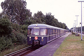 Zwei S-Bahn-Triebz&uuml;ge der Baureihe 470 im Bahnhof Hamburg Mittlerer Landweg