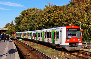 Eine S-Bahn der Baureihe 474 im Bahnhof Hamburg-Ohlsdorf