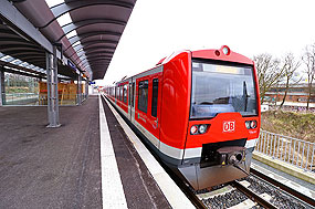 Eine S-Bahn der Baureihe 474 im Bahnhof Hamburg Diebsteich