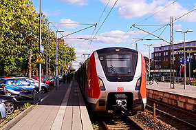 Eine S-Bahn der Baureihe 490 im Bahnhof Buxtehude