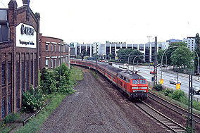 Die 218 379-6 mit einem Eilzhug in Hamburg-Harburg