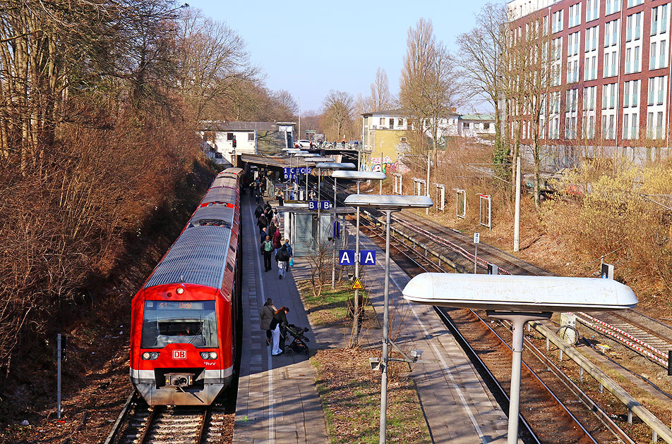 Eine S-Bahn im Bahnhof Wandsbeker Chaussee