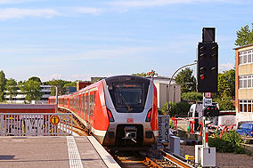 Die Hamburger S-Bahn im Bahnhof Hamburg Diebsteich