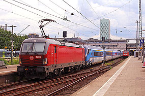 Eine DSB Vectronon-Lok der Baureihe EB im Bahnhof Hamburg-Altona
