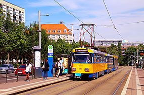 Tatra Stra&szlig;enbahn in Leipzig an der Haltestelle Johannisplatz