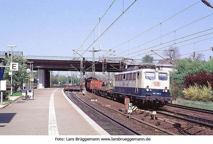 Eine Lok der Baureihe 140 im Bahnhof Hamburg-Harburg