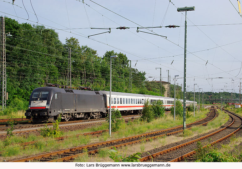 Eine Taurus-Lok mit einem IC der Deutschen Bahn AG