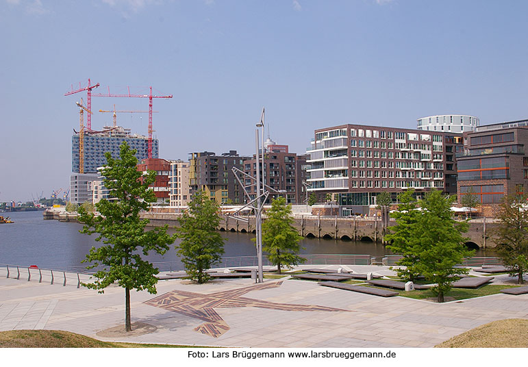 Die Hafencity in Hamburg - Marco-Polo-Terassen mit dem Grasbrookhafen