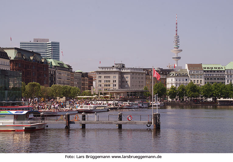 Der Hamburger Jungfernstieg mit dem Fernsehturm