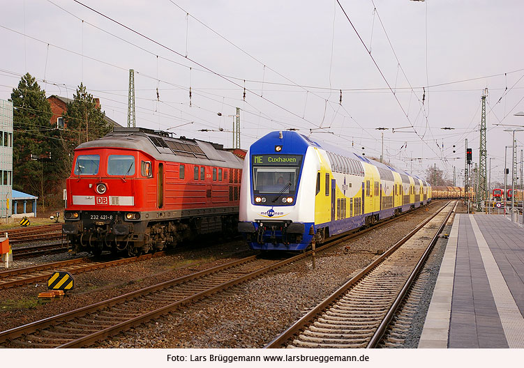 DB Güterzug und ein Metronom im Bahnhof Stade