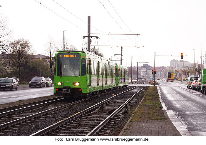 Die Straßenbahn in Hannover an der Haltestelle Friedenauer Straße