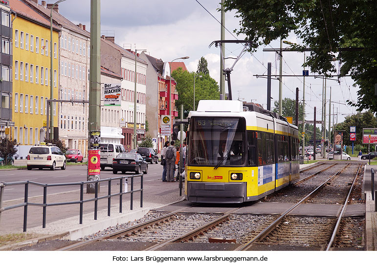 Die Berliner Straßenbahn am S-Bahn Bahnhof Schöneweide