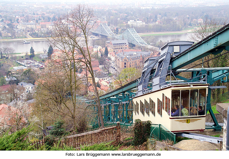 Schwebebahn in Dresden mit dem Blauen Wunder